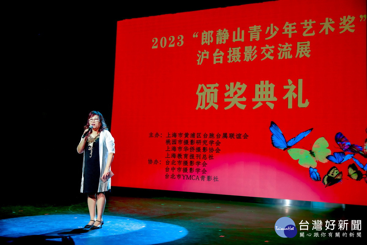 「桃園市攝影研究學會」理事長施美鈴於「郎靜山青少年藝術獎」頒獎典禮中致詞。<br /><br />