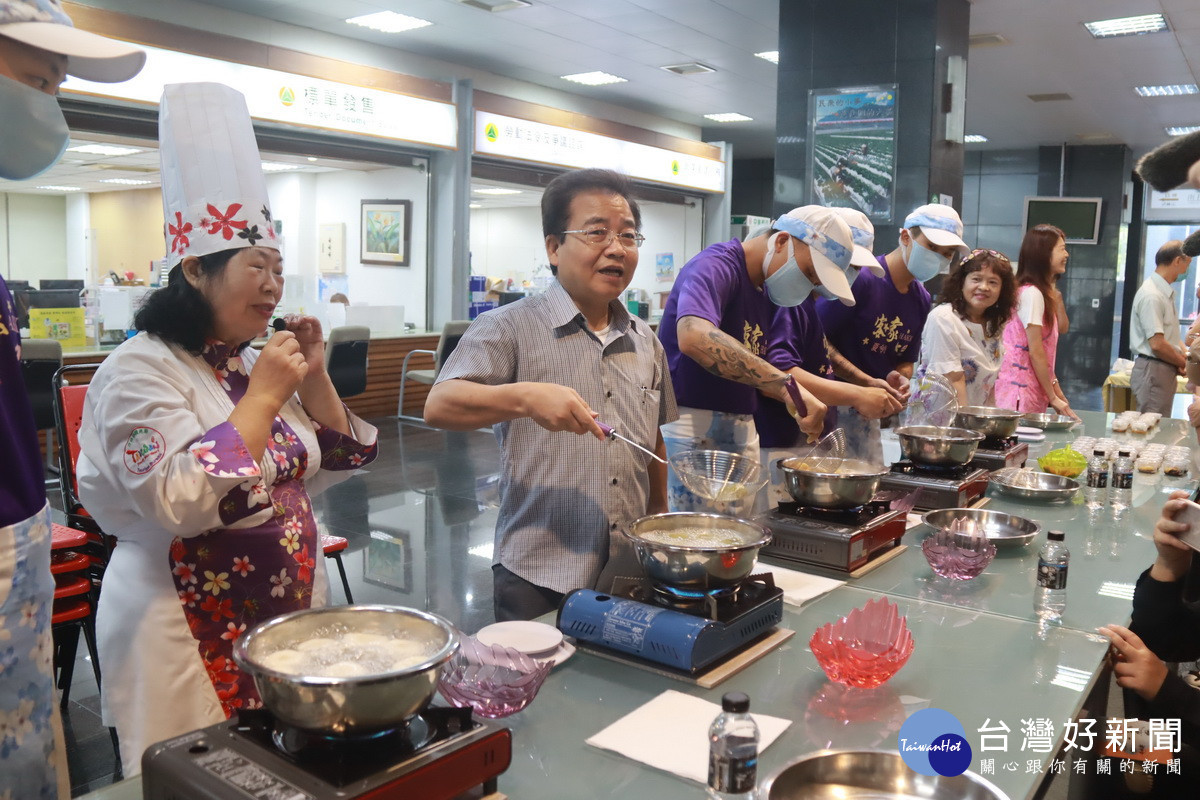 林榮森首次體驗如何烹煮客家的牛汶水。(記者扶小萍攝)
