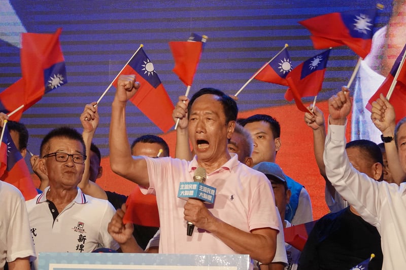 鴻海集團創辦人郭台銘(中)9日晚間在屏東舉辦首場「主流民意大聯盟」造勢晚會,會中振臂高喊「團結下架民進黨」等口號。中央社