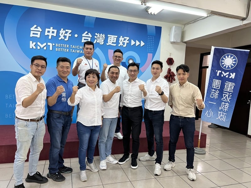 國民黨總統參選人侯友宜(前中)和黨籍台中市立委參選人在中市黨部舉行閉門便當會。 中央社