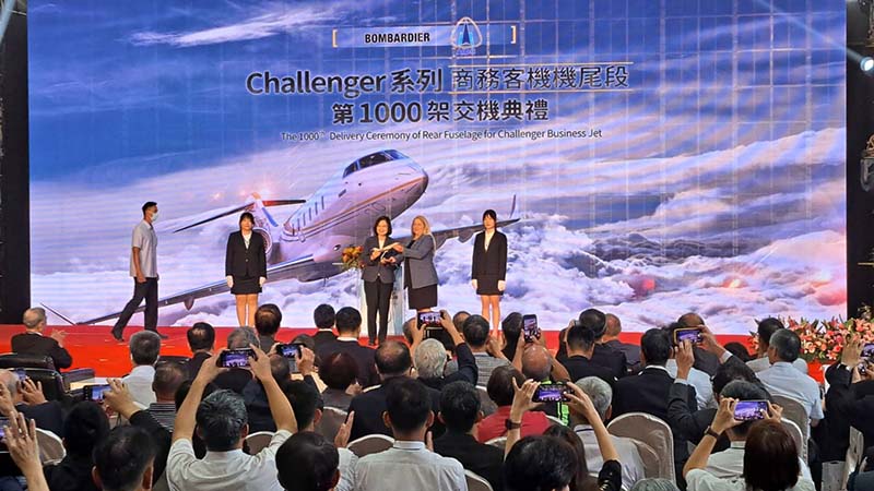 漢翔10日舉行「龐巴迪(Challenger)系列商務客機機尾段第1000架交接典禮」,龐巴迪採購總監向蔡總統敬獻客機模型。圖/記者宋秉忠攝
