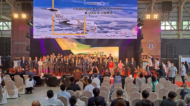 蔡總統與出席「漢翔、龐巴迪(Challenger)系列商務客機機尾段第1000架交接典禮」的來賓合影。圖/記者宋秉忠攝