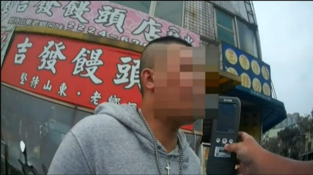 ▲圖說:葉姓男子酒後騎車闖紅燈,遭員警依公共危險罪嫌逮捕 (圖/台中市政府提供)