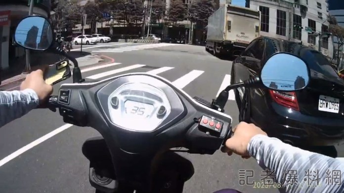 新店AB車拒檢竄逃連肇3起事故 行人衰被撞骨折 77 113 3 | 社會 社會 記者爆料網