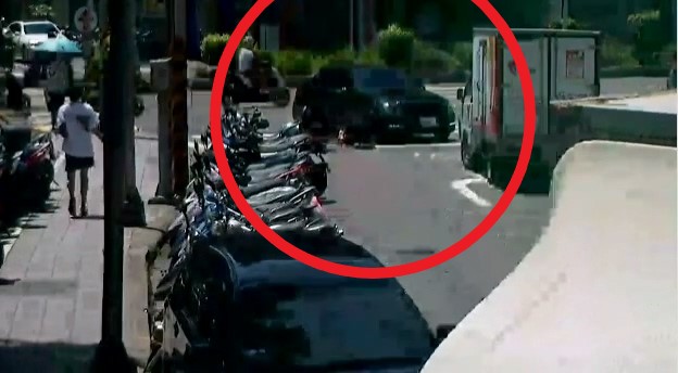 新店AB車拒檢竄逃連肇3起事故 行人衰被撞骨折 75 112 5 | 社會 社會 記者爆料網