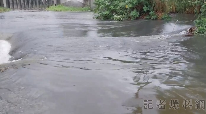 台南突大雨!機場周遭道路變小溪 民眾冒險過河 44 IMG 1532 | 生活 生活 記者爆料網