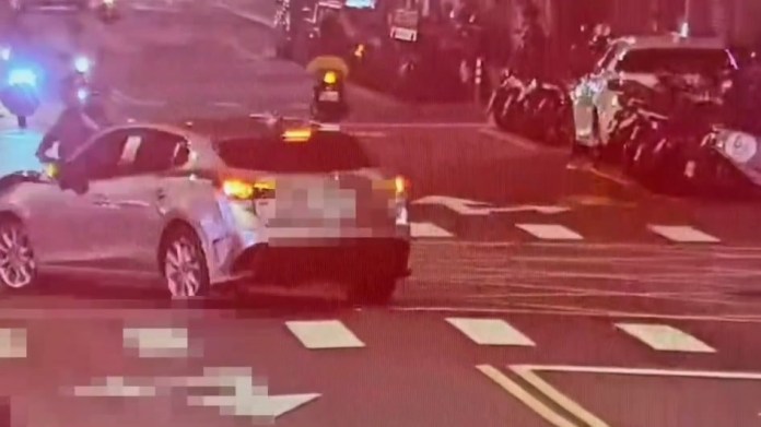 路口對決!左轉車不讓直行機車 騎士重摔右腳骨折 71 212 4 | 社會 社會 記者爆料網