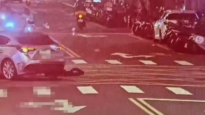 路口對決!左轉車不讓直行機車 騎士重摔右腳骨折 72 211 4 | 社會 社會 記者爆料網