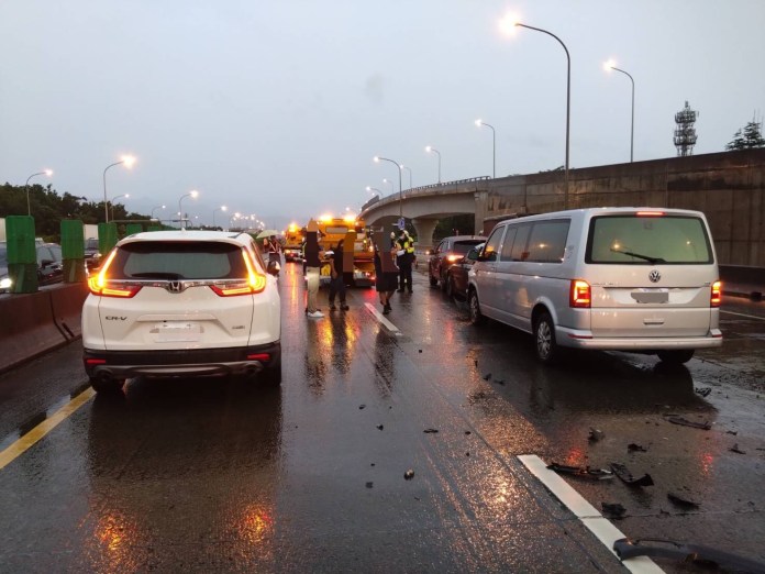 獨家|(連環車禍片)國三連環車禍! 7車撞擊1輛聯結車「折甘蔗」釀9傷 58 | 社會 社會 記者爆料網