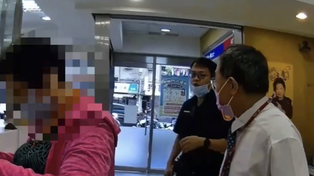 警方及時到阻止婦人匯款。(記者宋紹成翻攝)