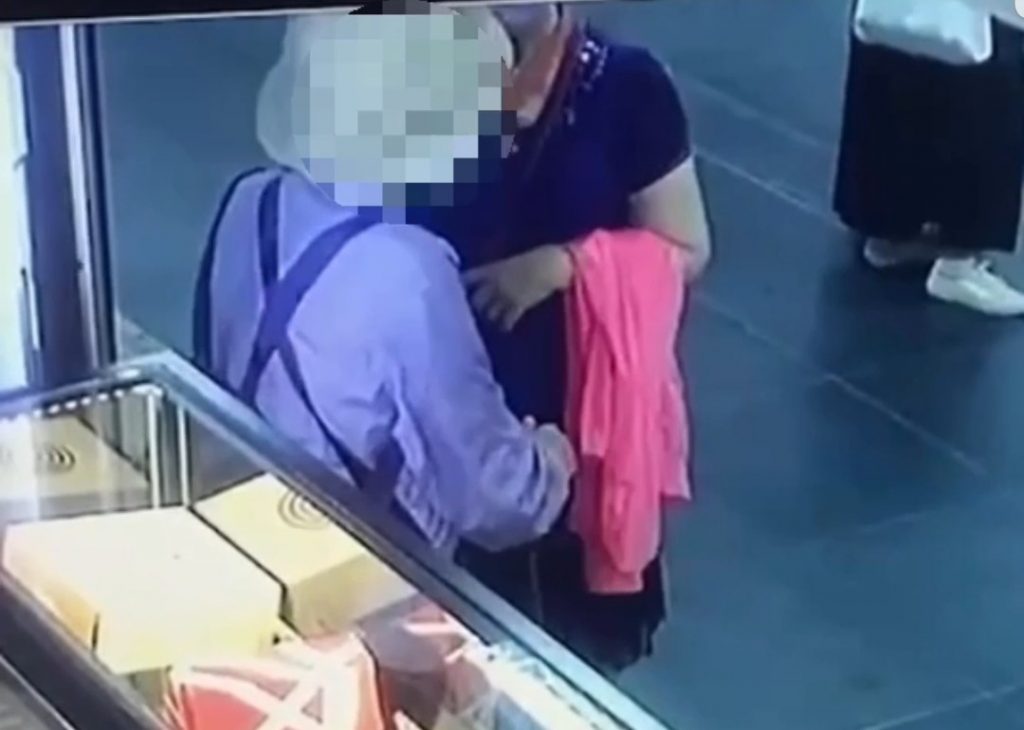 婦人與詐騙成員碰面。(記者宋紹成翻攝)