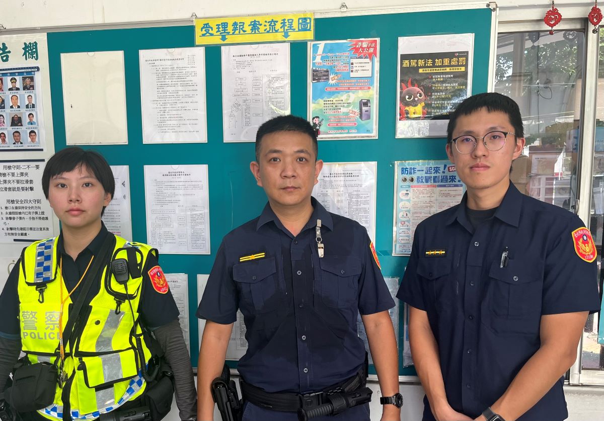 港墘派出所警員張佳瑀(左)、副所長吳璽名(中)、警員蔡坤祐(右)。(記者宋紹誠翻攝)