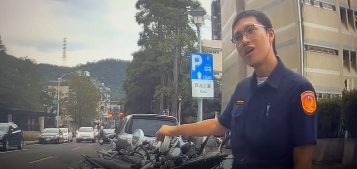 員警於半公里外停車格位尋獲機車。(記者宋紹誠翻攝)