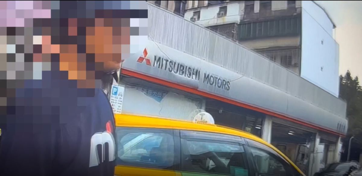 員警通知車主至現場確認。(記者宋紹誠翻攝)