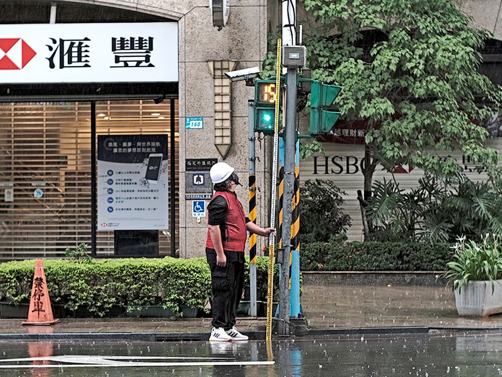 《圖說》智慧防汛最前線+新北建置117支淹水感測器,圖所示為位於板橋中山路一段的淹水感測器。〈水利局提供〉