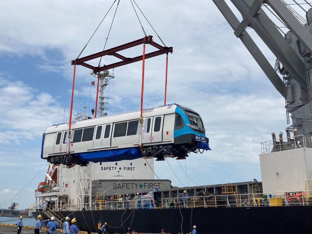 《圖說》三鶯線首列車吊運。〈捷運局提供〉