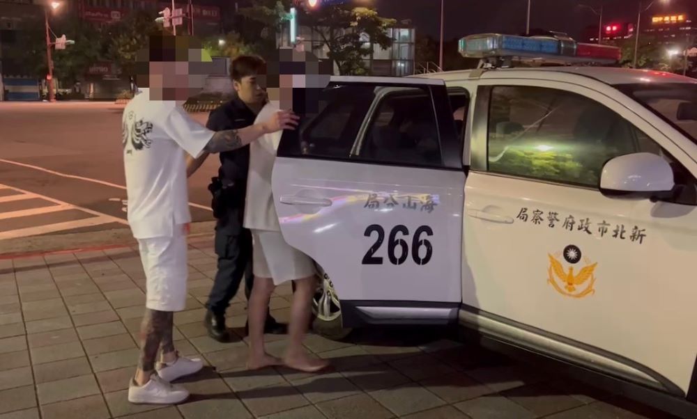 《圖說》海山員警以巡邏車載李男返回派出所。〈海山分局提供〉