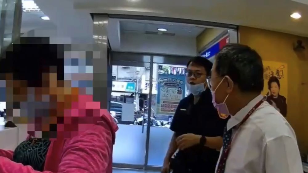 《圖說》三重警與銀行員一再告知胡婦詐騙集團慣用伎倆、手腕等。〈三重分局提供〉