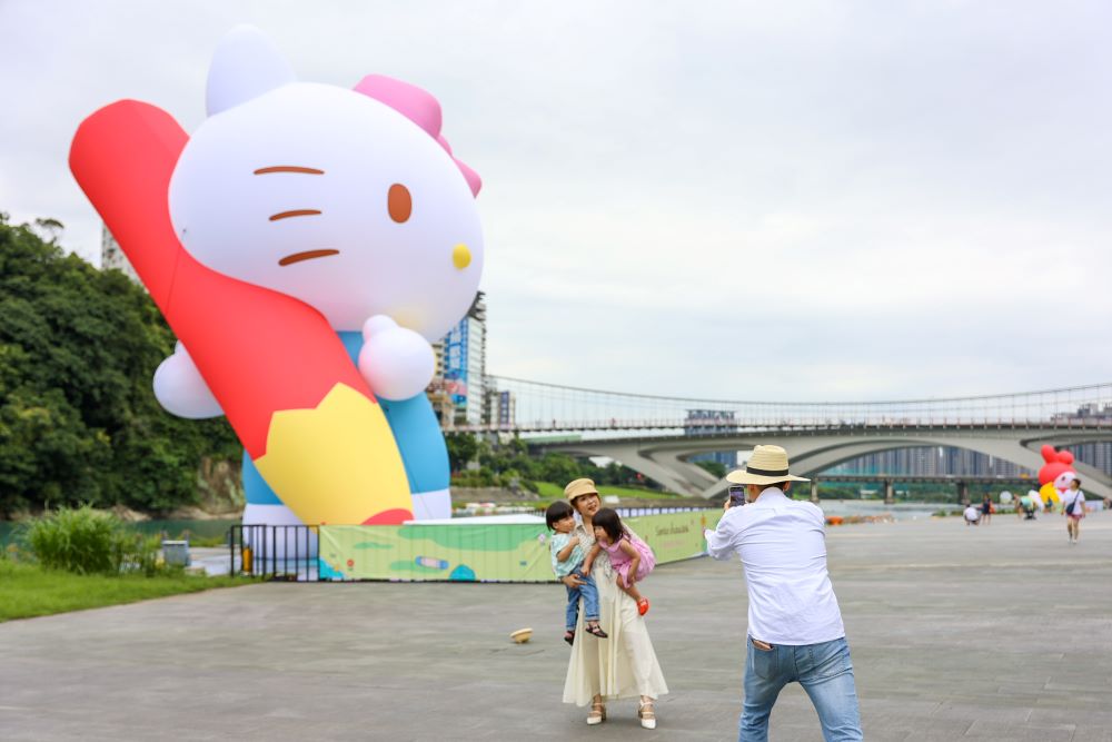 《圖說》歡迎大朋友小朋友把握時間一同來碧潭拍照打卡,捕捉「Hello Kitty」的可愛風采。〈觀旅局提供〉
