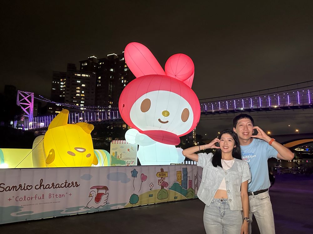 《圖說》療癒的三麗鷗家族明星們於每晚6時至10時點燈,照亮碧潭河岸風貌,持續閃耀。〈觀旅局提供〉
