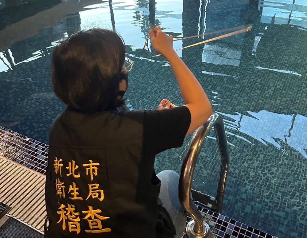 《圖說》新北衛生局採檢水質檢體,後續由中央帶回檢驗,以釐清感染源。〈衛生局提供〉