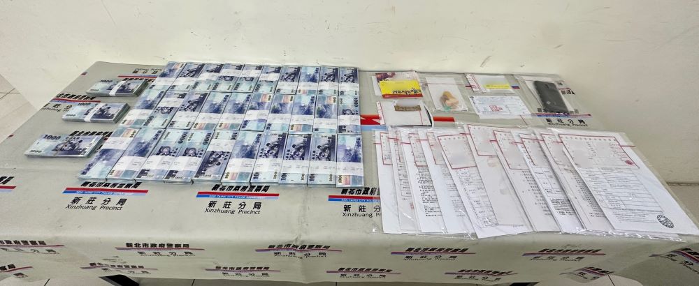 《圖說》新莊分局警員查扣金融存簿2本、涉案手機4支及現金新臺幣324萬3千元。〈新莊分局提供〉