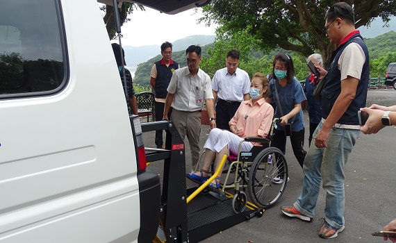 台北霞海城隍廟贈仁家身心障礙服務專車　