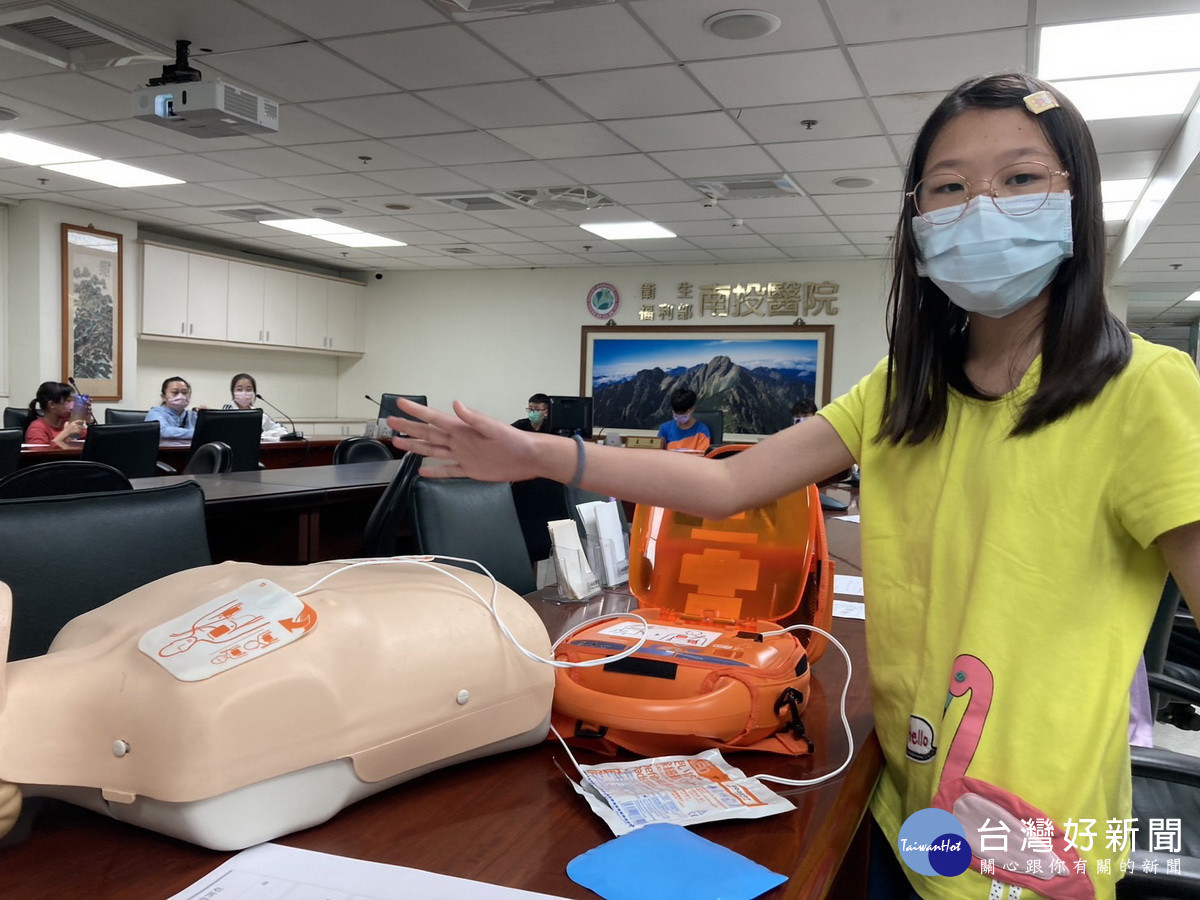 蔡同學練習操作AED設備發現並不難。(南投醫院提供)