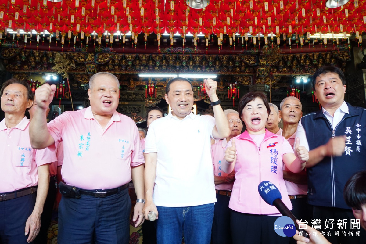 侯友宜南下台中參拜宮廟，與立委楊瓊瓔相互拉抬聲勢。