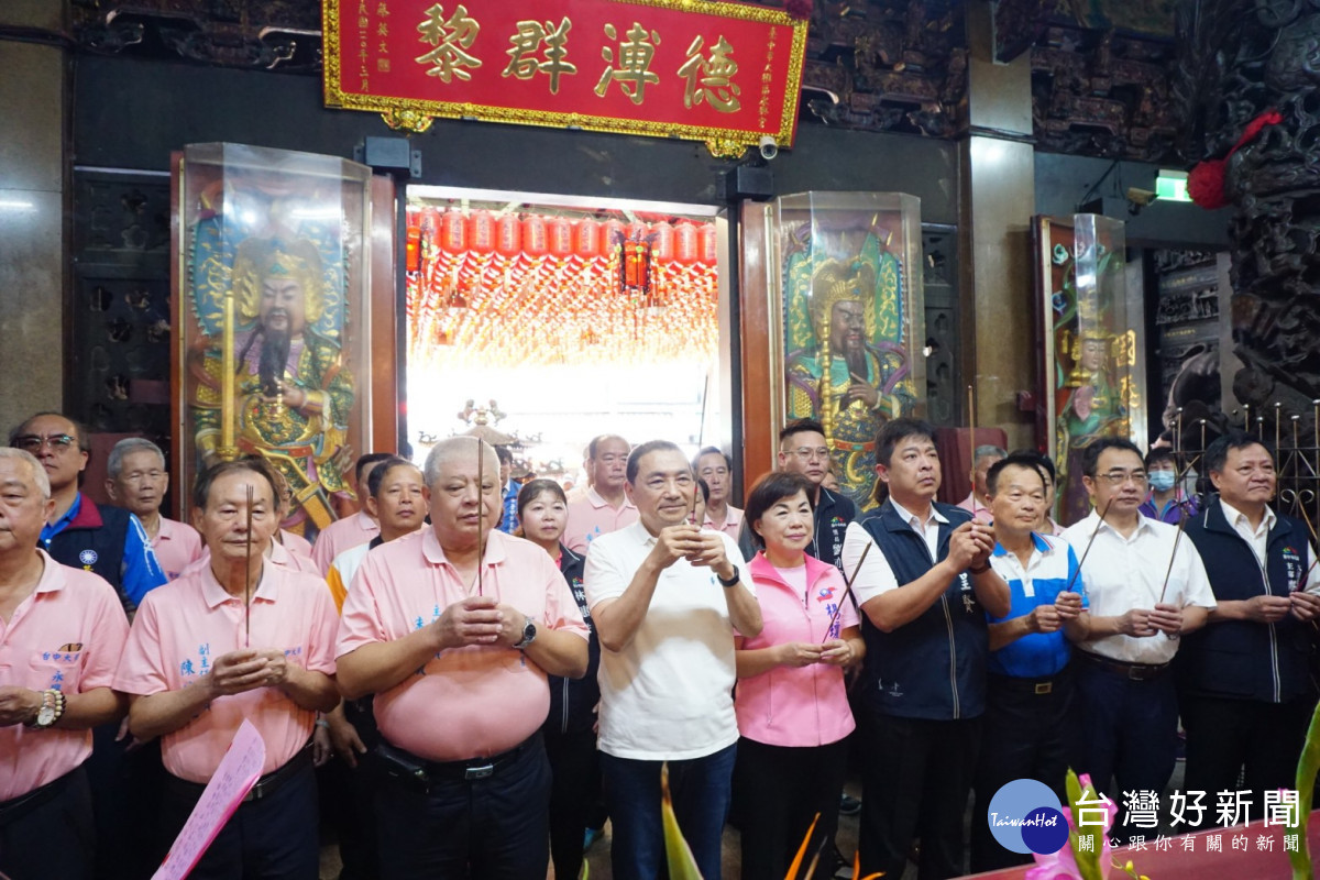 侯友宜南下台中參拜大雅永興宮,黨籍立委楊瓊瓔、市議員吳呈賢及多位里長、地方仕紳陪同。