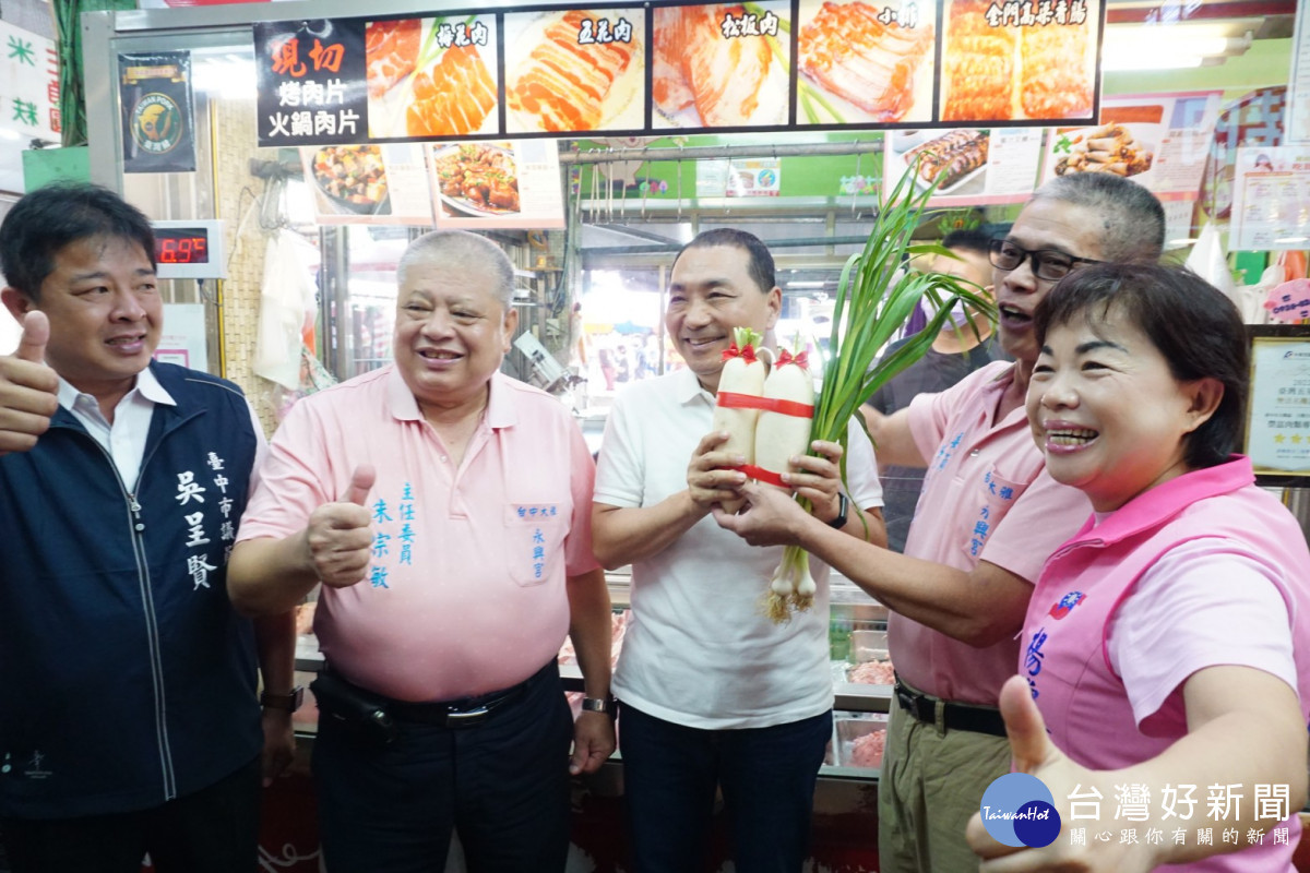 熱情支持者致贈鳳梨、菜頭、青蒜、果凍、肉粽等,預祝和友宜、楊瓊瓔高票凍蒜。