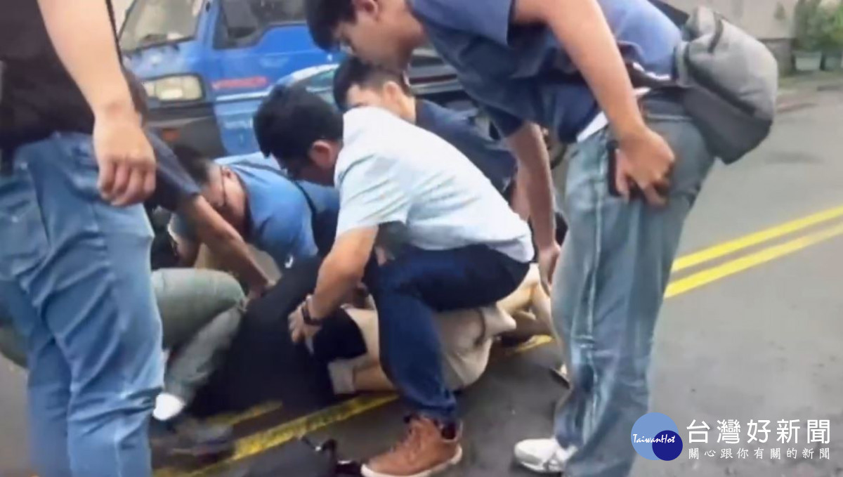 嘉義縣警方前往台中東區犯嫌租屋處逮人／陳致愷翻攝