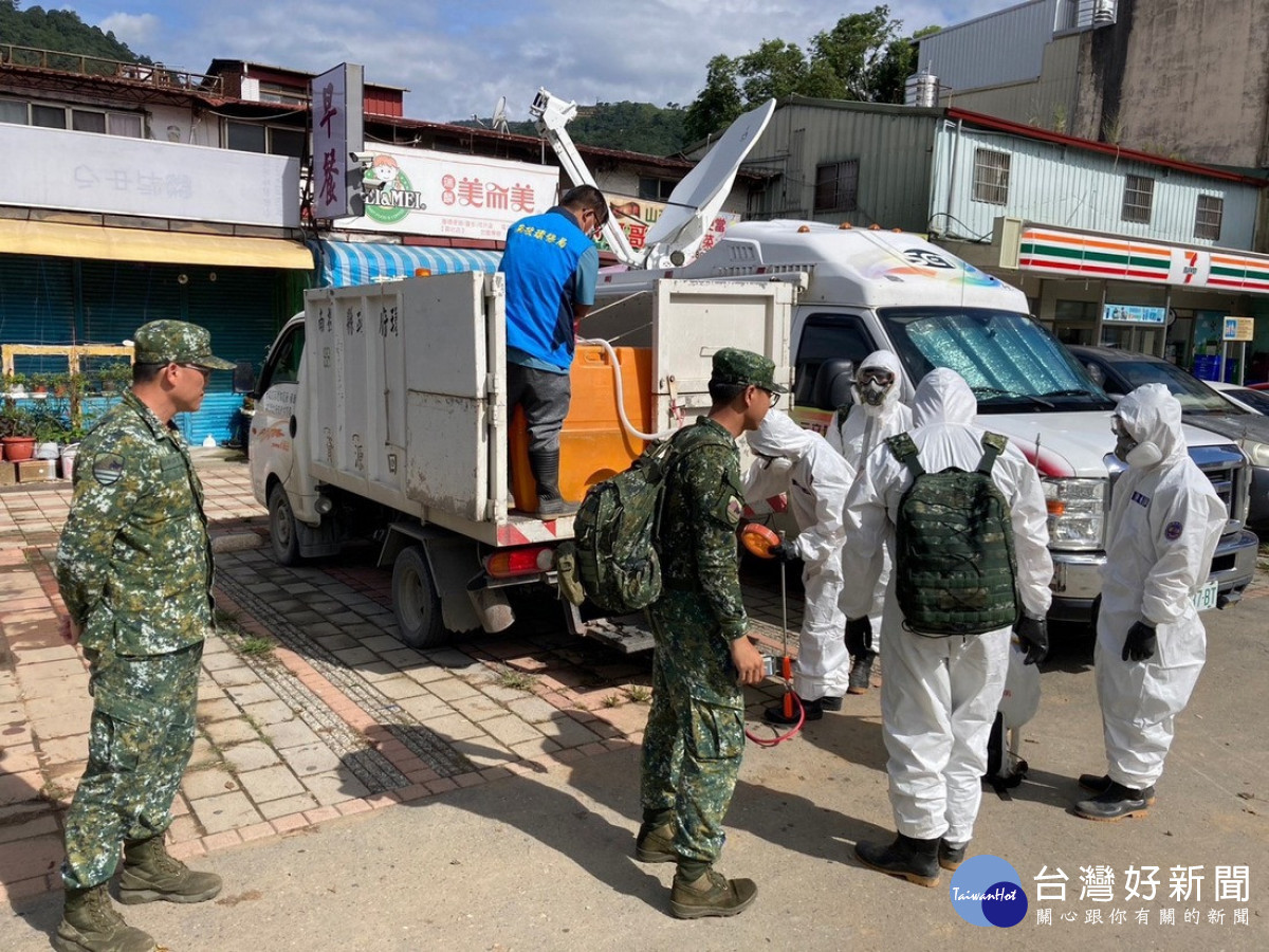 大同村國軍消毒工作。(圖/南投縣政府提供)