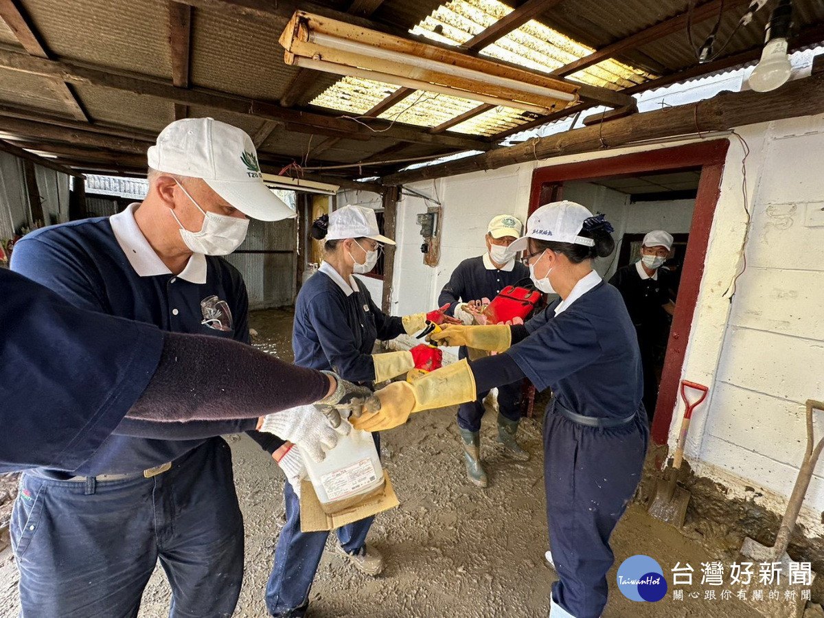 慈濟志工以極具效率的方式為災戶整理家園。（慈濟服務處提供）