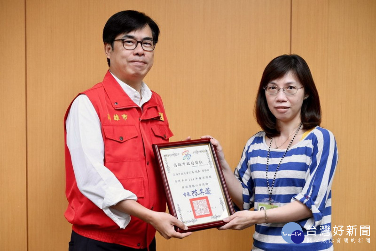 ▲高市勞工局股長曾雅玲獲頒廉潔楷模。