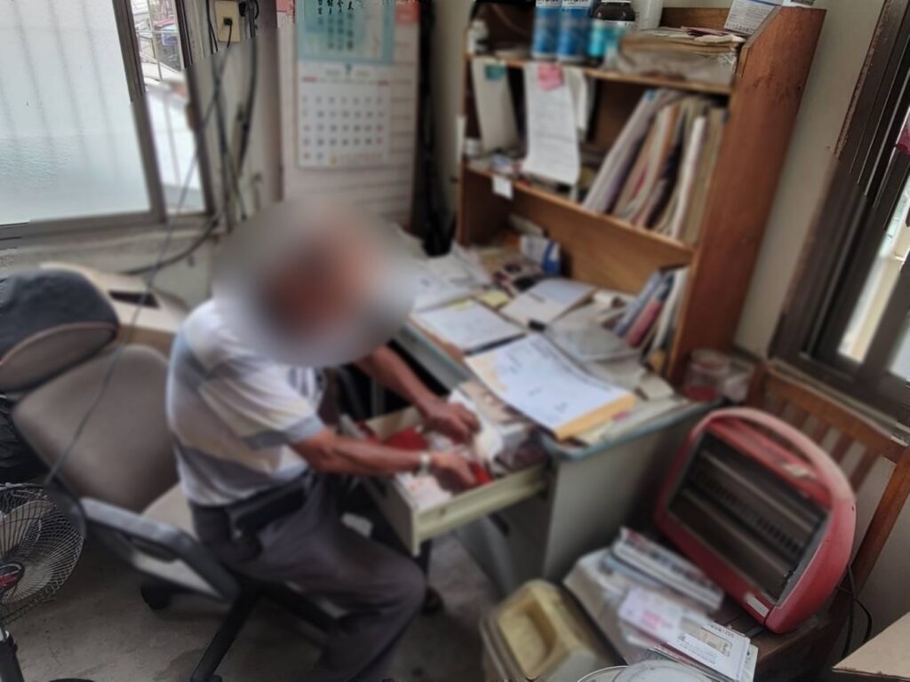 ▲圖說:在員警協助下,老翁沒多久便找到藏身在契約書裡的紅包 (圖/台中市政府提供)