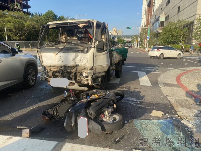 驚險瞬間/小貨車打滑翻轉180度 男大生連人帶車被捲入 39 292945 | 社會 社會 記者爆料網