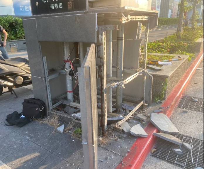 驚險瞬間/小貨車打滑翻轉180度 男大生連人帶車被捲入 37 292943 | 社會 社會 記者爆料網