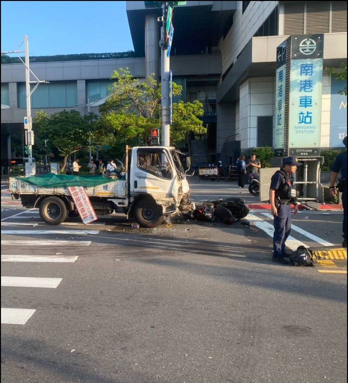 驚險瞬間/小貨車打滑翻轉180度 男大生連人帶車被捲入 38 292944 | 社會 社會 記者爆料網
