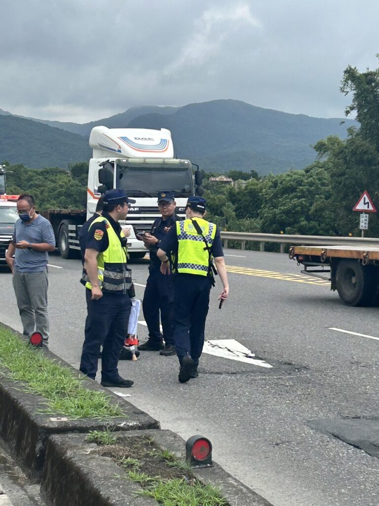 台2線濱海公路死亡車禍 八旬老翁騎機車撞上聯結車送醫不治 26 S 17367144 0 | 社會 社會 記者爆料網