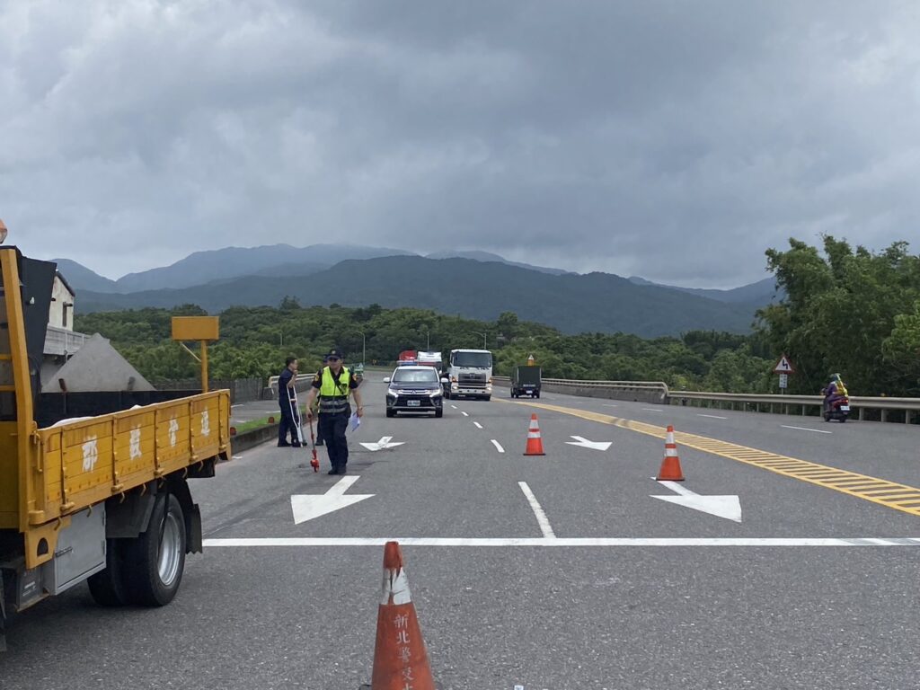 台2線濱海公路死亡車禍 八旬老翁騎機車撞上聯結車送醫不治 27 S 17367147 0 | 社會 社會 記者爆料網