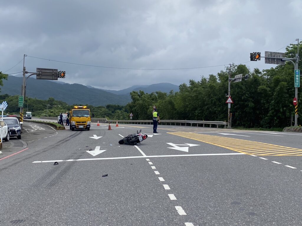 台2線濱海公路死亡車禍 八旬老翁騎機車撞上聯結車送醫不治 28 S 17367146 0 | 社會 社會 記者爆料網