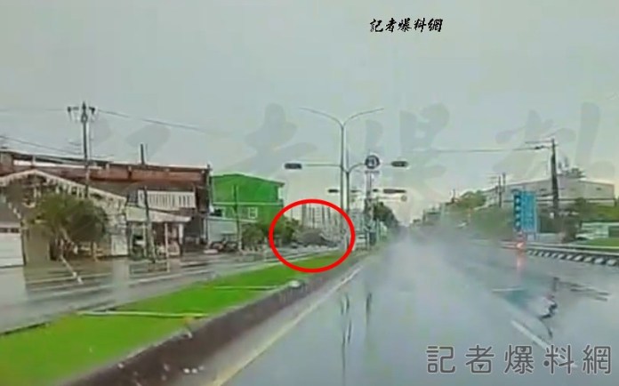 屏東沿海公路特技表演! 轎車自撞分隔島"彈飛180度"完美落地 16 特技表演 自撞車禍