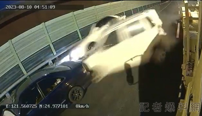 國3新店路段"驚險車禍"畫面曝光! 自小客車誤闖施工路段連撞4車 13 驚險車禍 國3