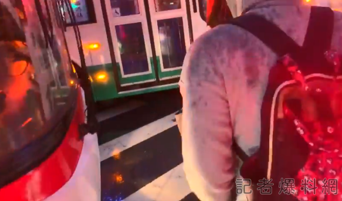 公車司機：看我把斑馬線變不見 網酸：原來直接佔了就沒有停讓的問題