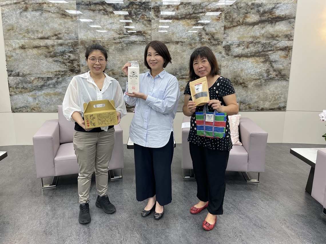 四重溪休閒農業區伴手商品出國比賽得金牌 屏東縣長頒匾祝賀