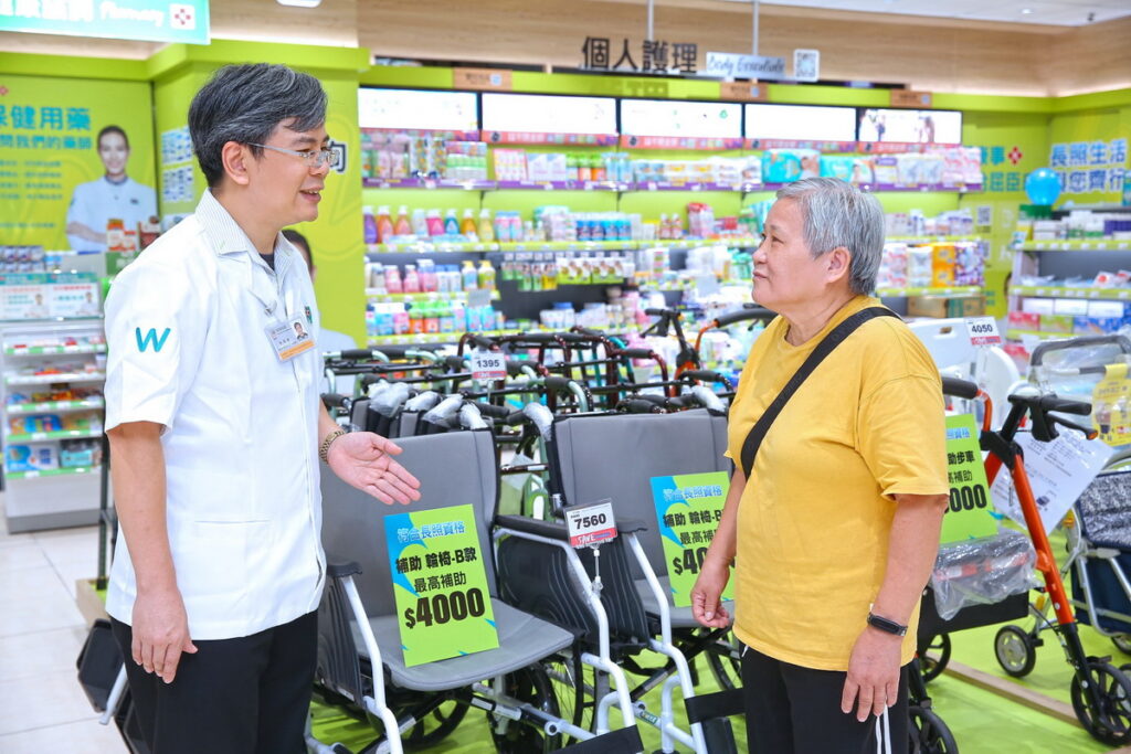 屈臣氏首家「長照旗艦店」首次於門市設立輔具陳列區，將多款輔具引進門市供消費者選購。