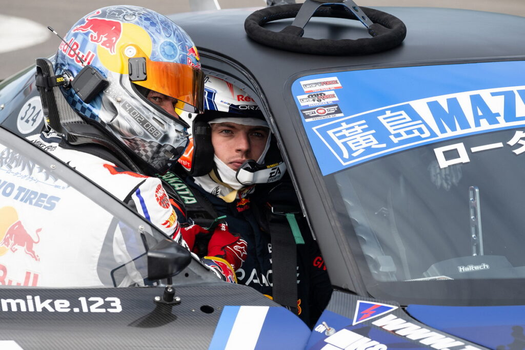 F1世界冠軍Max Verstappen向傳奇飄移賽車手「瘋狂麥克」Mad Michael Whiddett學習飄移技巧