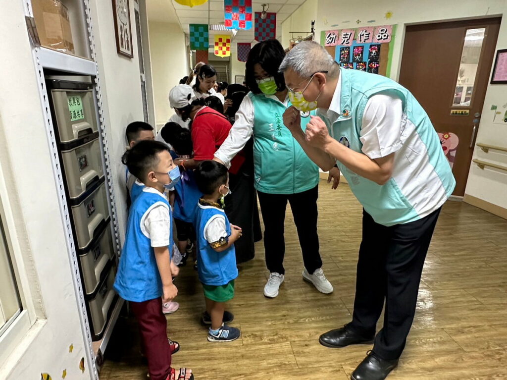 副市長與慢飛天使同歡