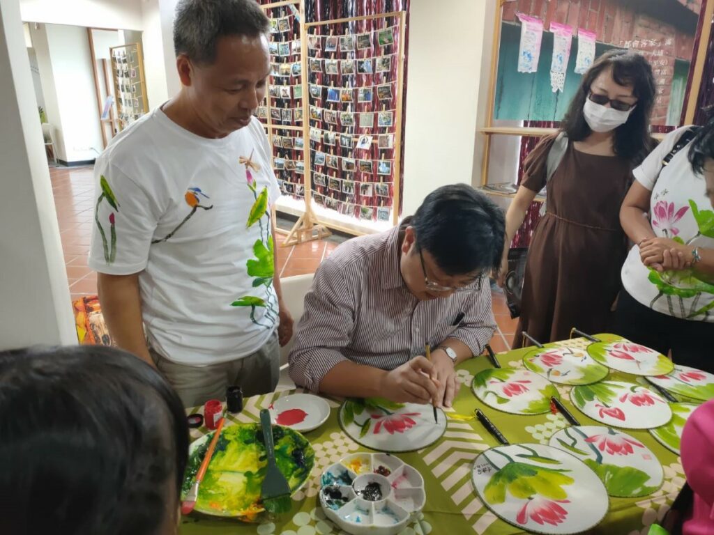 客委會主委徐世勳聯手創作名為「心手相蓮」的扇子(前右二)受邀開幕活動。圖／臺北市客家文化基金會提供
